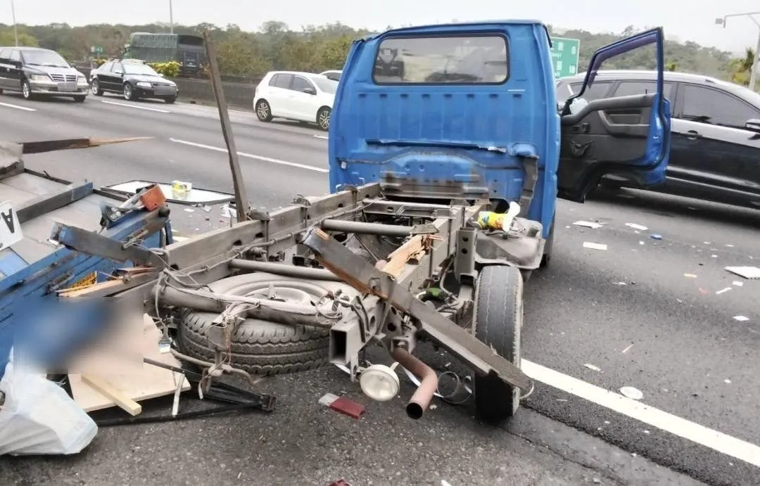 撞擊力道強大車子解體貨斗分離。（圖／翻攝畫面）