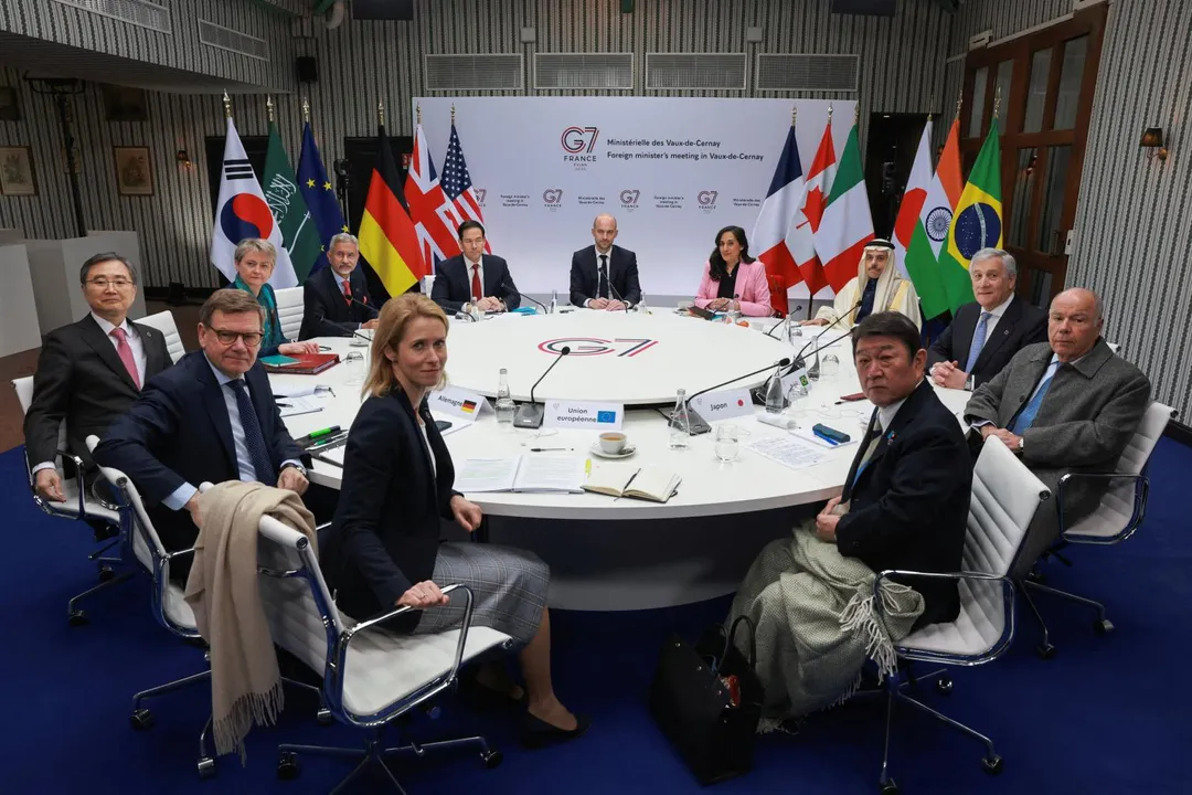 27日在法國舉行的G7外長會議。卡拉絲為前排左邊第一位。（圖／《路透社》）