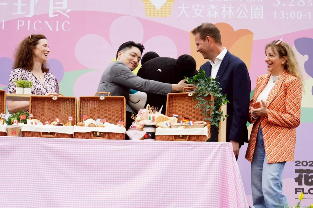北市長蔣萬安也與市府吉祥物「熊讚」一同開箱臺灣特色美食刈包，展現在地與國際交融的野餐風貌。（圖／台北市政府提供）