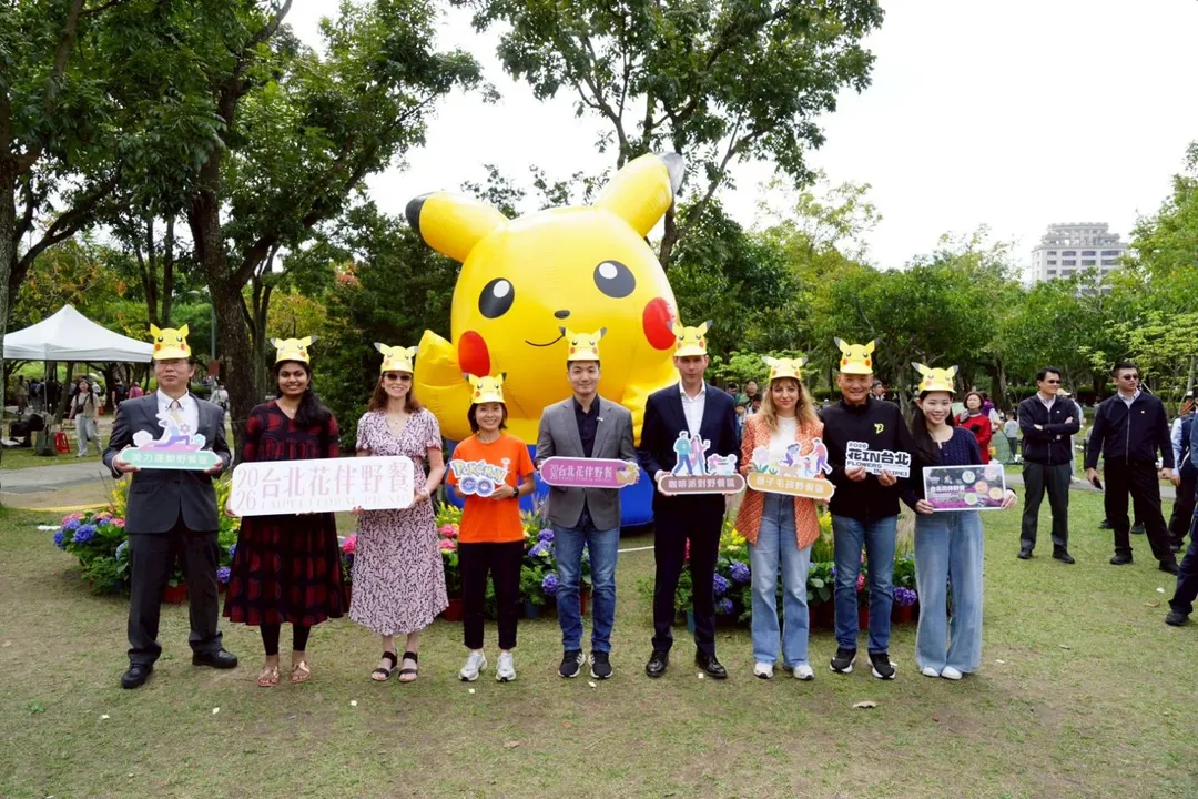 2026台北花伴野餐活動於大安森林公園正式揭幕，今年首度與全球人氣手遊《Pokémon GO》攜手合作，園區內豎立多座大型寶可夢氣球，其中一座高達6米的皮卡丘尤為吸睛。（圖／台北市政府提供）