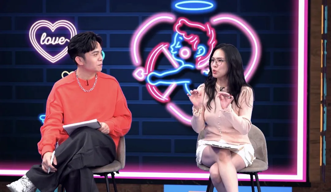 熊熊（右）透露曾為了要挽回某任男友的心，特意去跟小三當朋友。（圖／《戀愛熊天秤》提供）