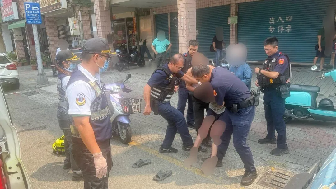 今（28）日上午11點33分，高雄市小港區立群路一處國小籃球場附近，一名男子手持未開封神明寶劍四處閒晃，並追趕正在打球的李姓女子。（圖／警方提供）