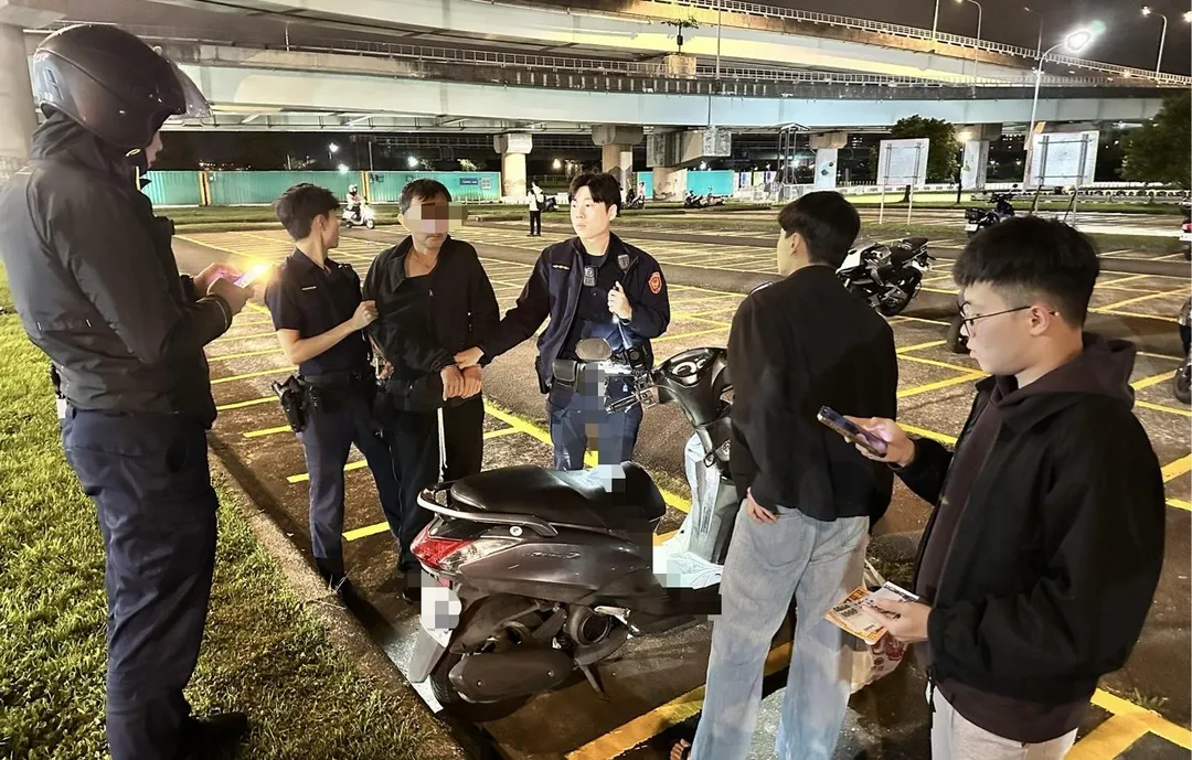 男子專偷堤外機車內財物遭警人贓俱獲。（圖／翻攝畫面）