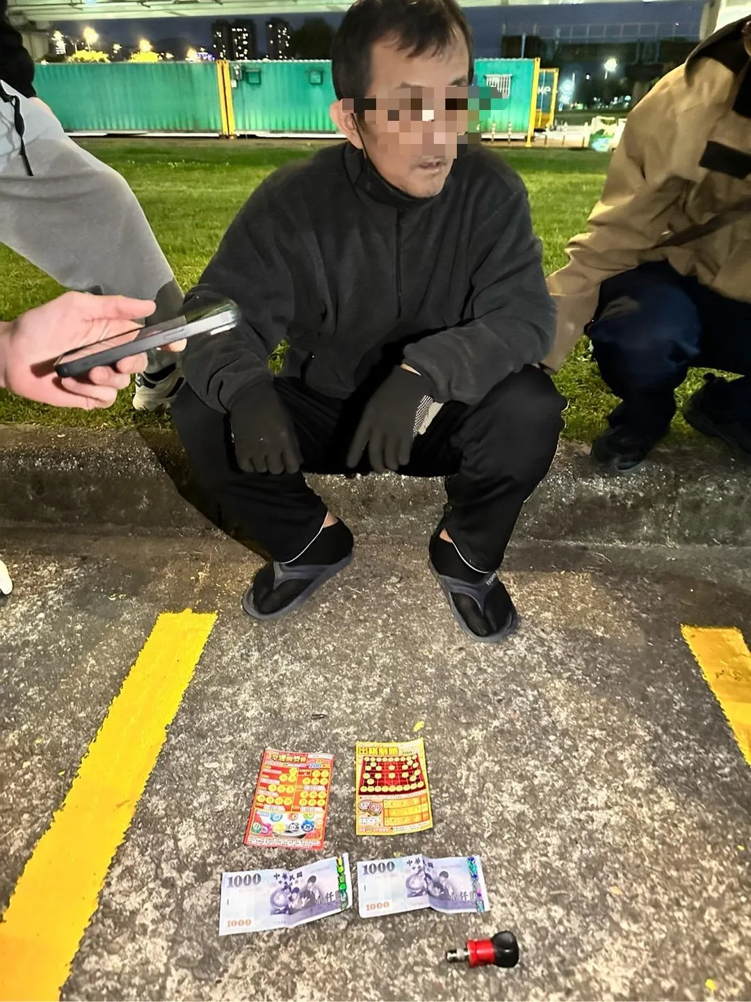 男子再度犯案遭當場逮獲查扣贓物。（圖／翻攝畫面）