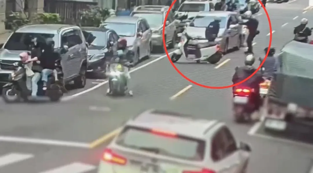 警方啟動攔截圍捕攔下車輛逮人。(圖/翻攝畫面)