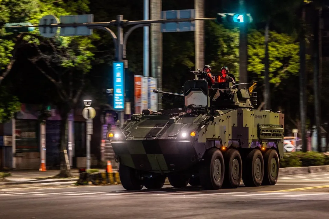 憲兵第239營的CM34雲豹戰鬥車在仁愛路上疾駛。(圖/憲指部提供)