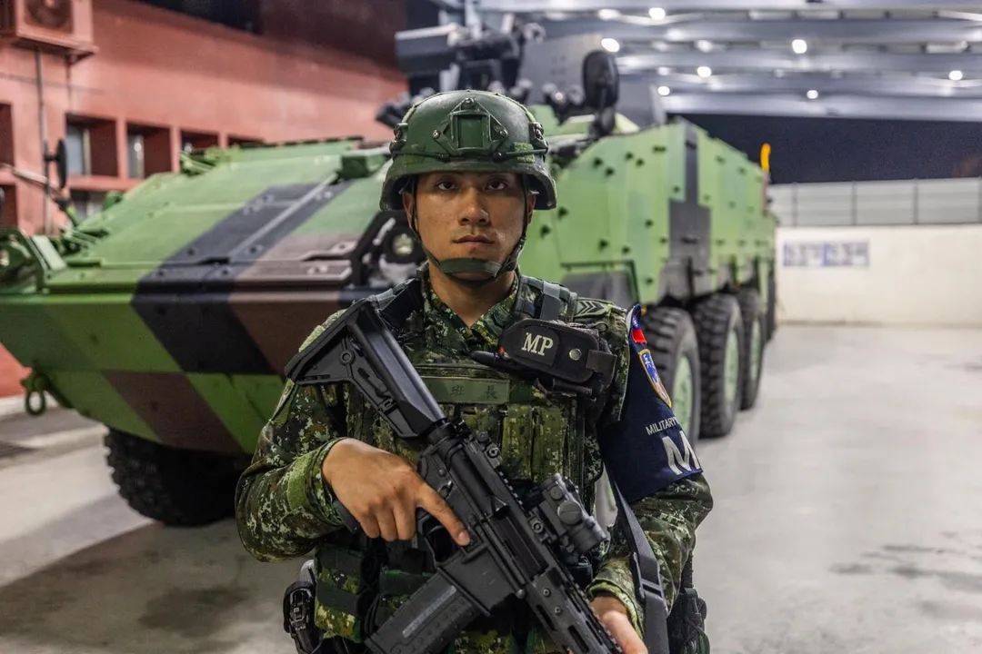 操演的憲兵第261營官兵，可清楚見到T112式步槍的戰術滑軌上加裝1具TS112式內紅點瞄準鏡。(圖/憲指部提供)