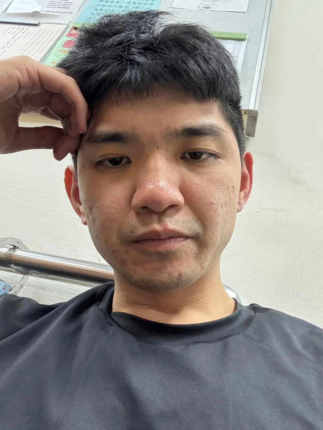 晚安小雞在警局自拍。(圖/翻攝晚安小雞臉書)