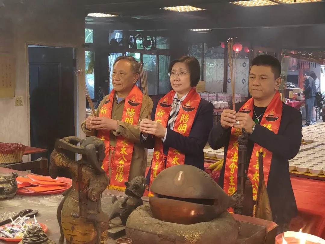 國民黨新竹縣長初選選情緊繃，數日前，徐欣瑩低調赴陽明山姜太公道場參拜祈福。（圖／姜太公道場提供）