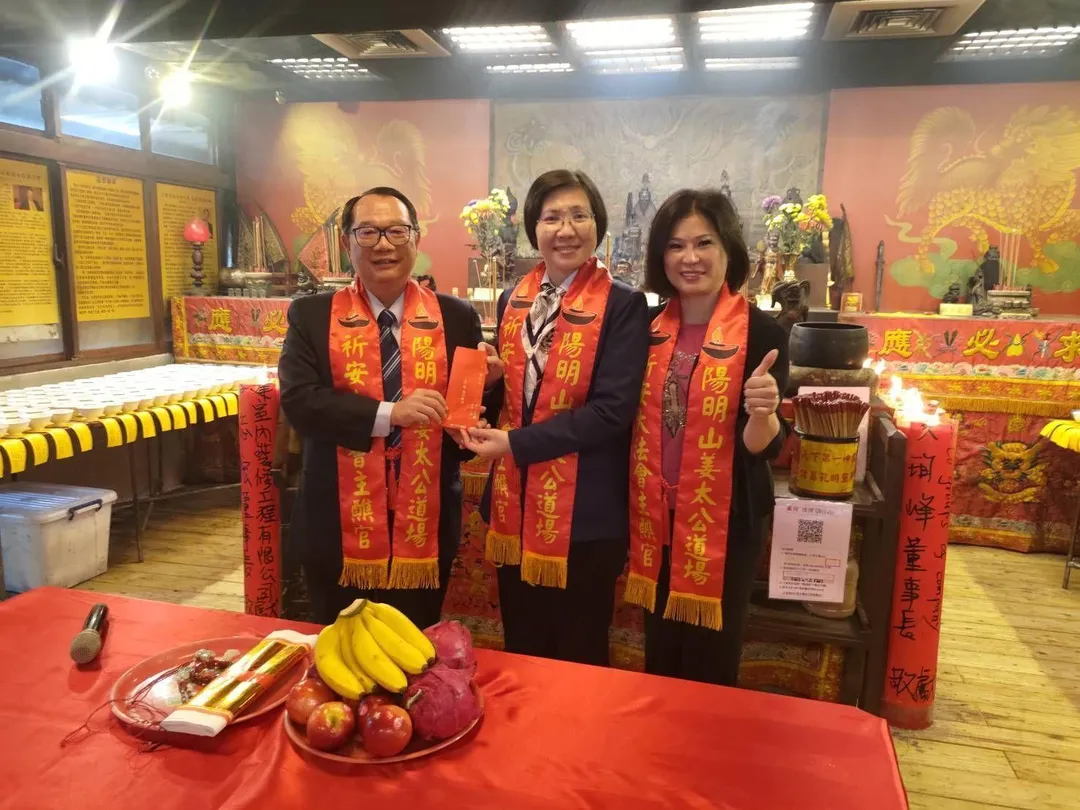 道場主席羅世新（左）及會長陳桂姍（右）親自接待徐欣瑩，並致贈姜太公福袋及吉祥信物。。（圖／姜太公道場提供）