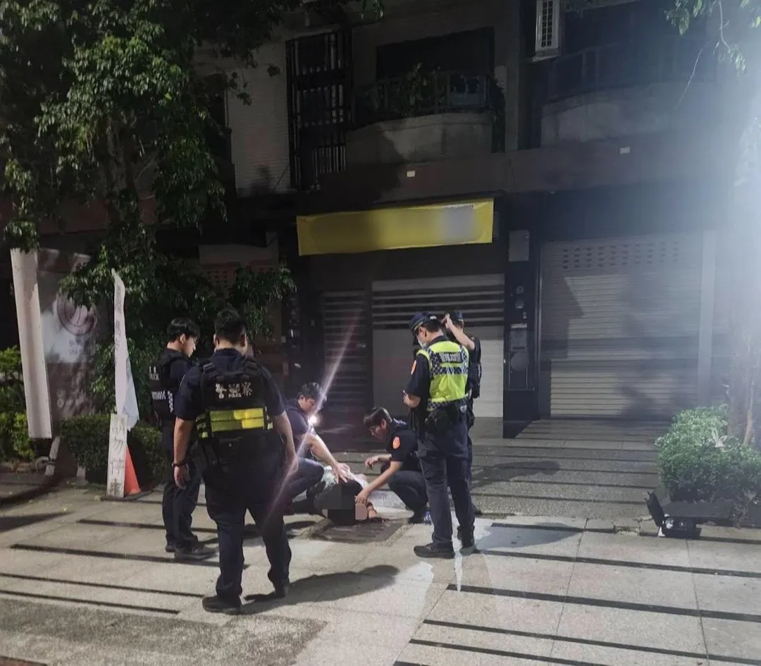 林男被警方壓制逮捕。(圖/中天新聞)