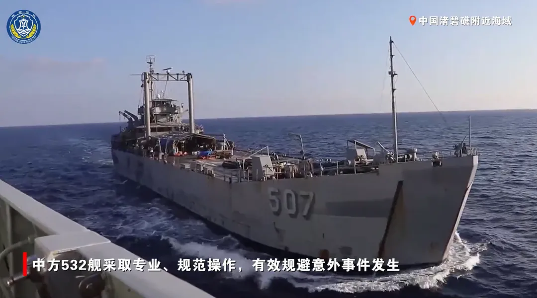 南部戰區公布畫面指菲艦危險接近解放軍艦。(圖/翻攝微博@南部戰區)