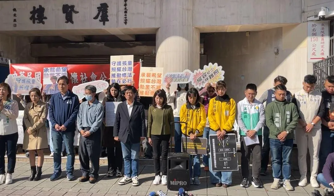 「孩想陪你長大聯盟」日前在立法院外集會陳情活動，各政黨都出席聲援。（圖／翻攝自孩想陪你長大聯盟臉書專頁）