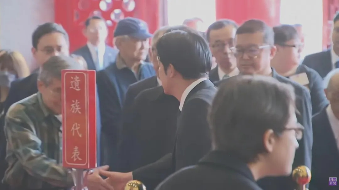 賴總統離開前一一向遺族致意。（圖／中天新聞）