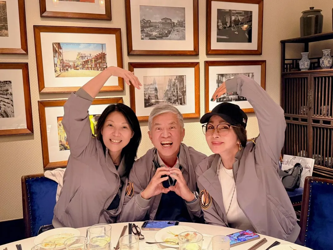 陳美鳳（右1）與台灣虎航董事長黃世惠夫妻聚餐。（圖／翻攝陳美鳳臉書）