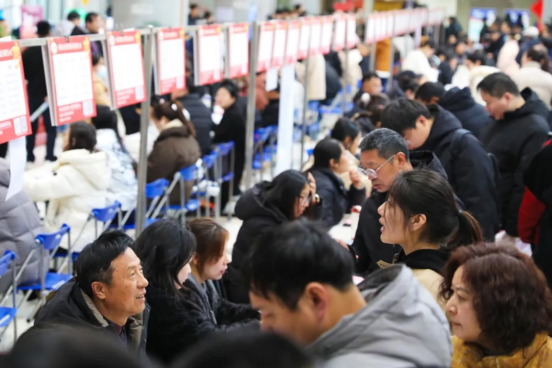 圖為2月24日，求職者在江蘇海安2026春風行動暨就業援助季專場招聘活動上。（圖／新華社）