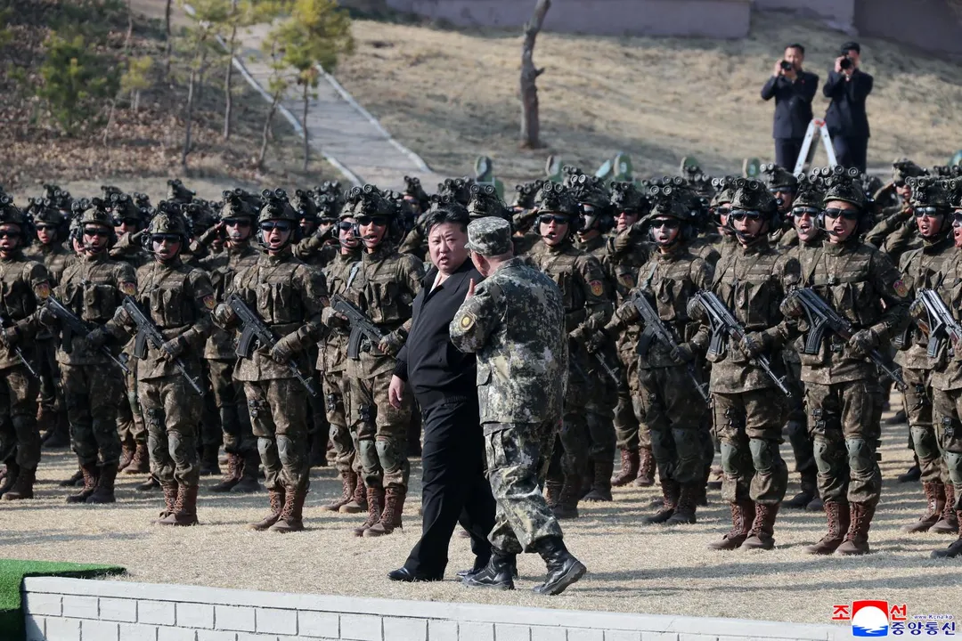 金正恩視察一處特種部隊基地。（圖／路透社）