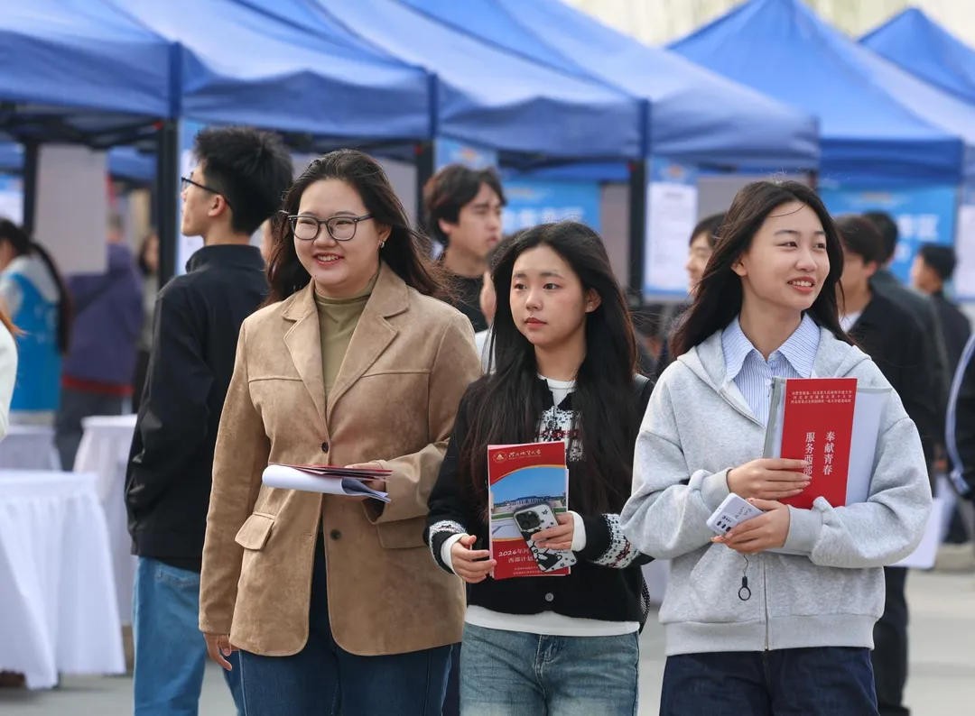 大陸今年大學畢業生多達1270萬人。圖為3月27日，求職者在河北地質大學專場招聘活動現場。（圖／新華社）