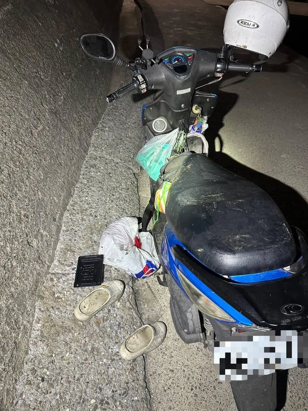 梓官區沙灘有機車未拔鑰匙卻不見騎士蹤影。(圖/警方提供)