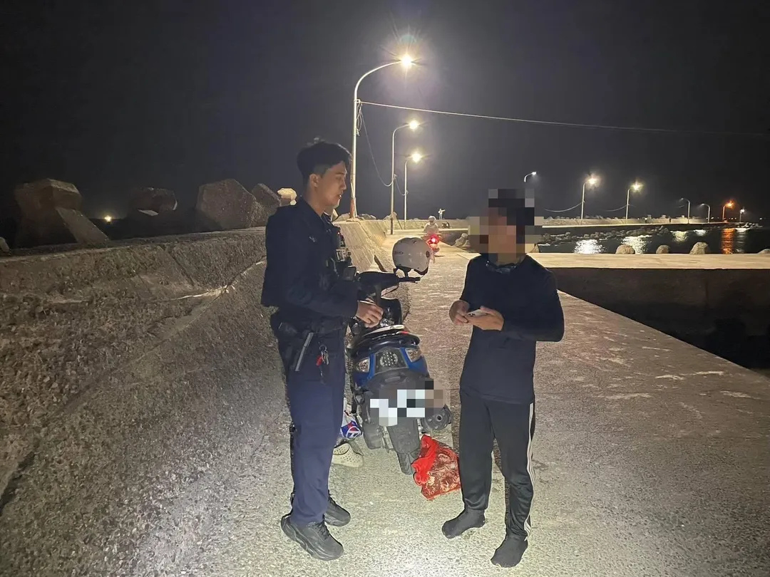 移工承諾改天不會再冒險深夜捕捉螃蟹。(圖/警方提供)