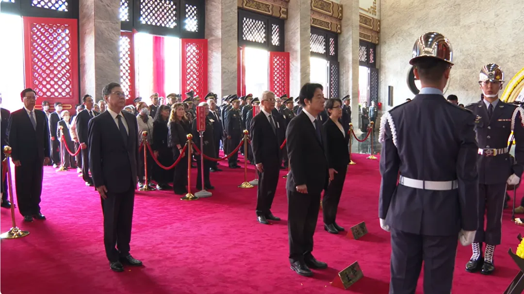 總統率同陪祭及與祭人員行三鞠躬禮,典禮莊嚴隆重。(圖/總統府提供)