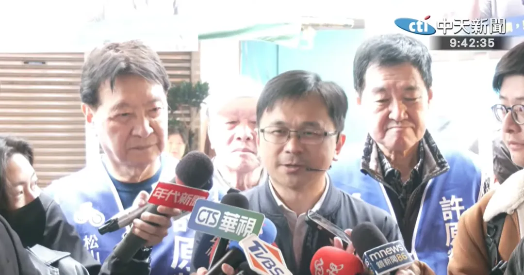 趙少康和費鴻泰今天(29日)陪同許原榮掃街拜票。(圖/中天新聞)