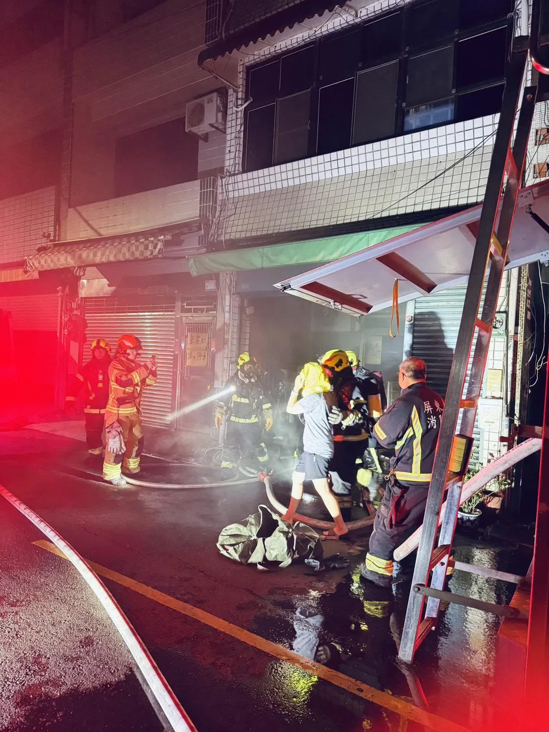 屏東市昆明街28日深夜驚傳住宅火警。（圖／屏東消防局提供）