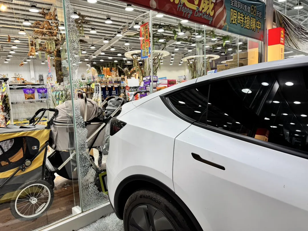 賣場的損失及車輛損壞部分，已由雙方協調進行賠償。（圖／中天新聞）