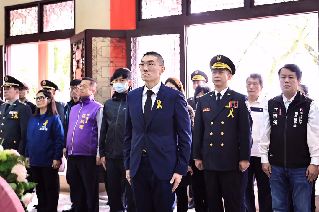 基隆市長謝國樑率市府各首長，向革命先烈與陣亡將士英靈致上敬意，並舉行烈士入祀奉安儀式，追思消防局仁愛分隊故分隊長詹能傑烈士奉獻消防職志精神。（圖／基隆市政府提供）