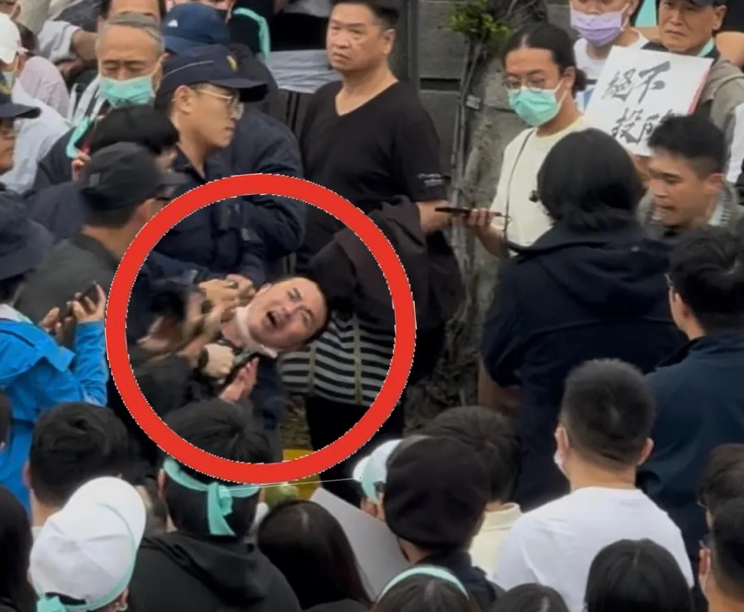 吃屎哥被抬走。（圖/陳奕廷攝）