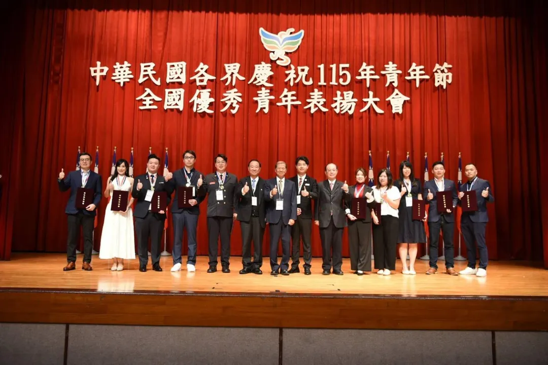 115年青年獎章10位得主與貴賓於典禮中合影留念。(圖/救國團提供)