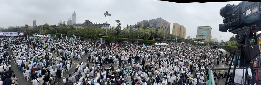 許多民眾黨支持者紛紛上凱道力挺柯文哲。（圖／陳奕廷攝影）