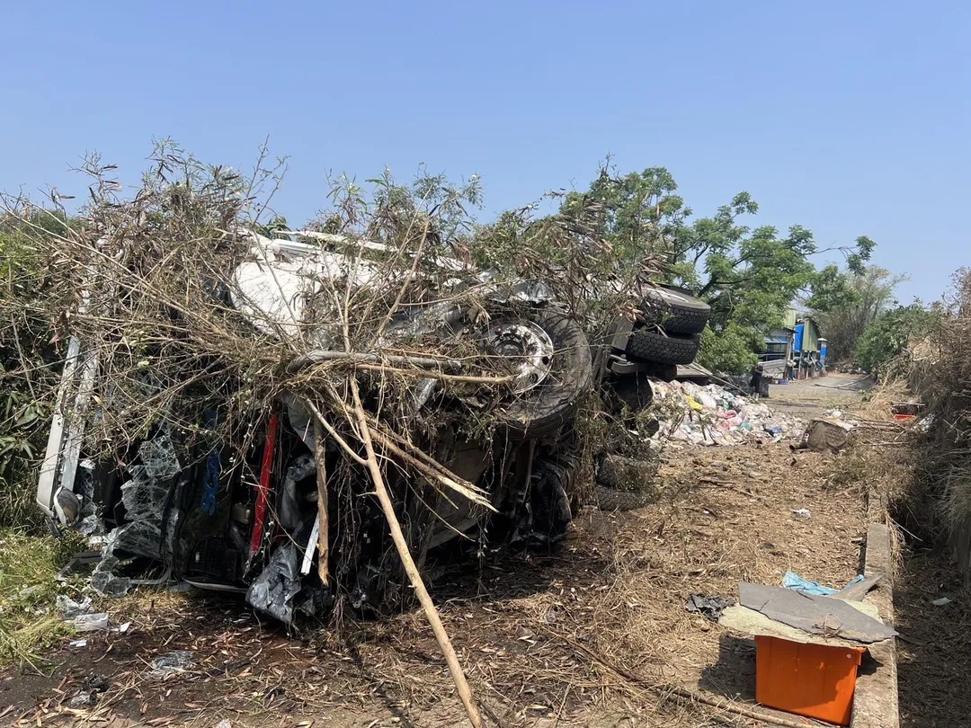 一輛營業半聯結車29日在國道1號南向261.6公里嘉義路段發生嚴重事故，右前輪於行駛途中突然爆裂，導致車輛失控衝撞外側護欄後翻落邊坡。（圖／中天新聞，下同）