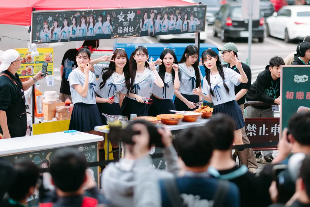 洋基女神和現場粉絲互動。(圖/洋基工程提供)