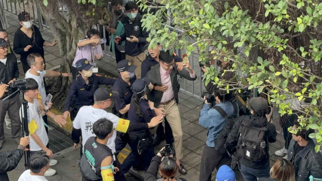 製茶師網紅常行深秀過頭被警察帶離現場，小草一陣怒罵。（圖/陳奕廷攝)