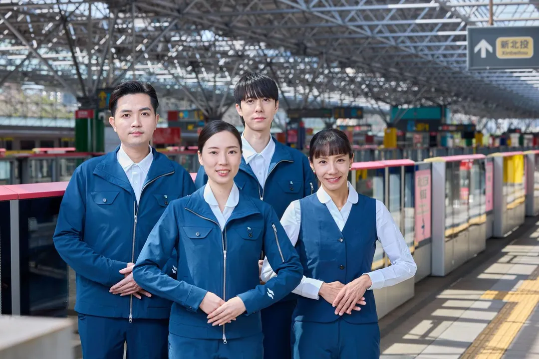 北捷通車30周年迎來制服大改版，運務人員新裝以普魯士藍搭配科技白，機能布料和寶特瓶回收材質的鈕扣兼具永續觀念與舒適。（圖／翻攝自台北捷運官網）