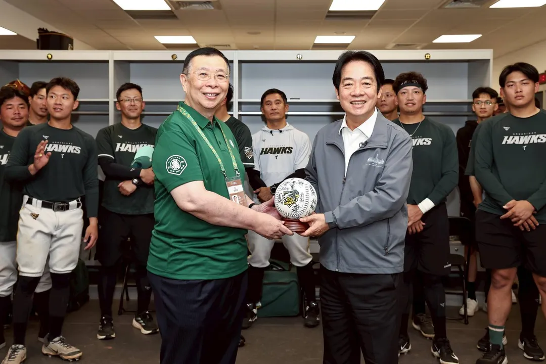 謝裕民會長、王炯棻董事長代表球團致贈賴清德總統全隊簽名大球。（圖／台鋼雄鷹提供）