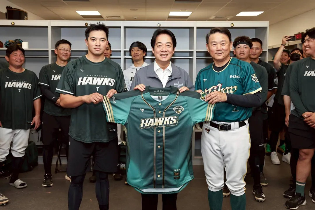 洪一中總教練、吳念庭隊長則致贈賴清德總統台鋼雄鷹百勝球衣。（圖／台鋼雄鷹提供）