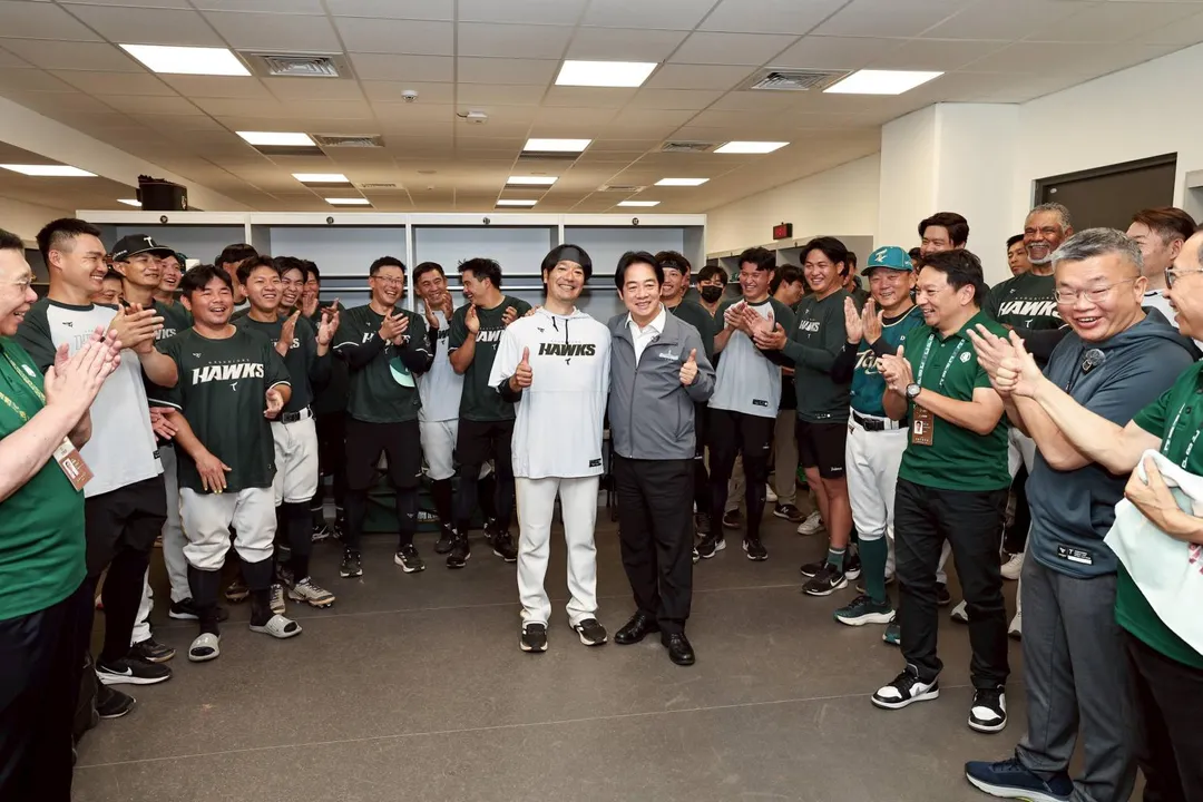 台鋼雄鷹2026年中華職棒（中職）例行賽首戰於今（29）日登場，作客亞太主球場迎戰統一7-ELEVEN獅，總統賴清德賽前前往台鋼雄鷹休息室與教練團及選手互動。（圖／台鋼雄鷹提供）