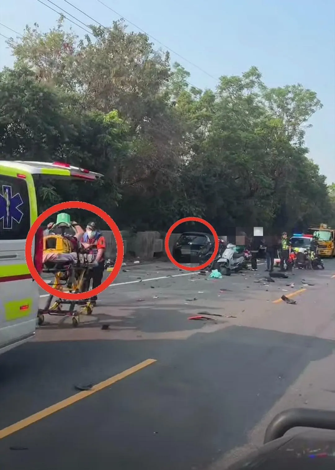 車禍現場，左紅圈處為命危民眾，右紅圈處為肇事車輛。（圖／台南道路救援張家班群友提供）