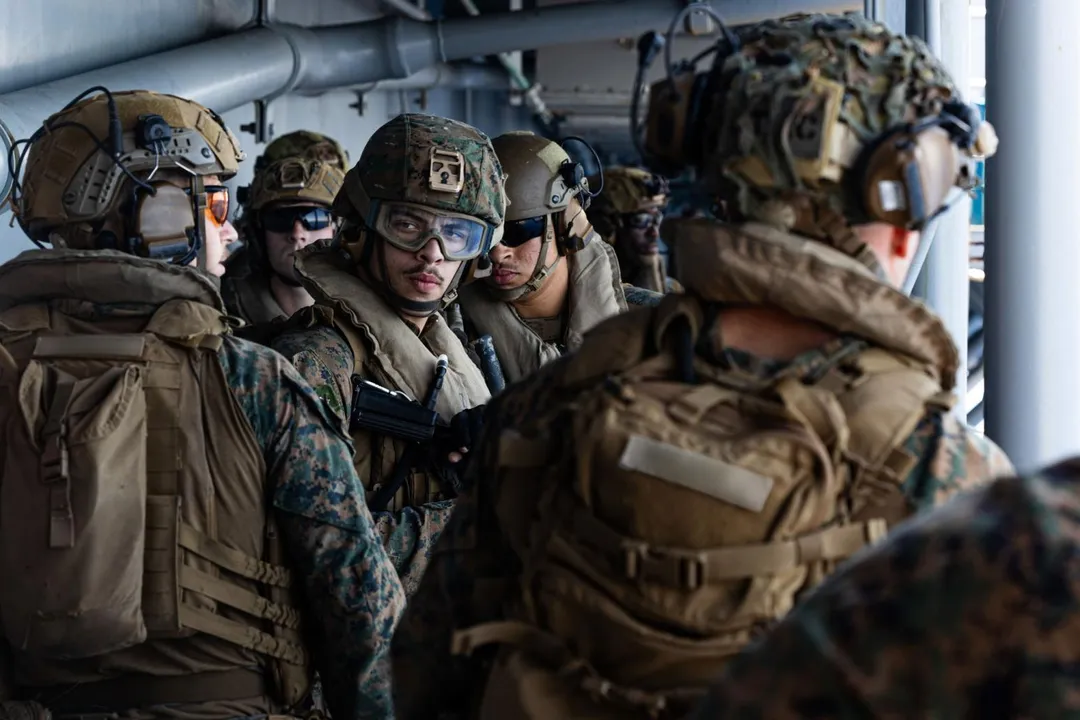 美國中央司令部曝光兩棲攻擊艦上人員畫面。（圖／翻攝美國中央司令部臉書）