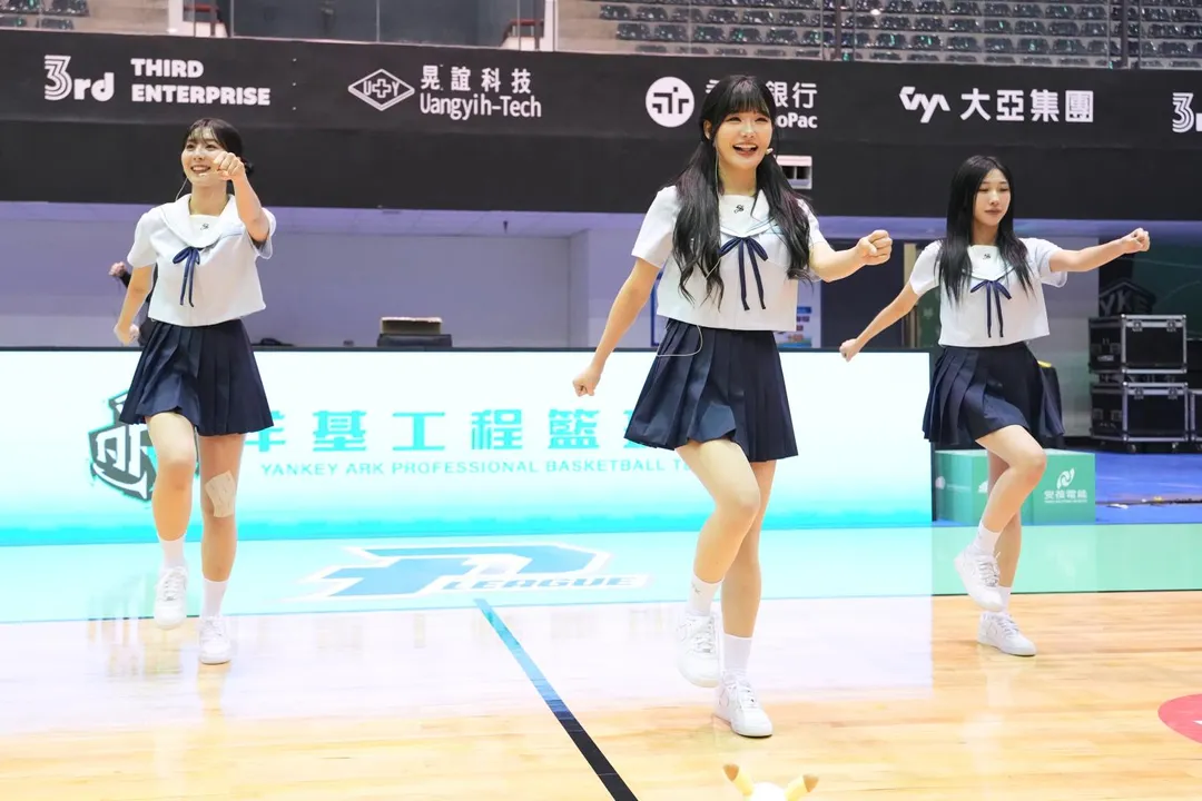 崔洪邏（中）穿學生服跳健康操。（圖／洋基工程提供）