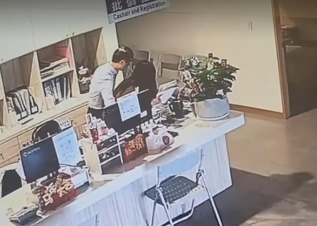 苗栗地檢署31日下午完成複訊,認定邱姓腎臟科名醫涉犯強制猥褻罪嫌重大,已正式向法院聲請羈押禁見。(圖/民眾提供)
