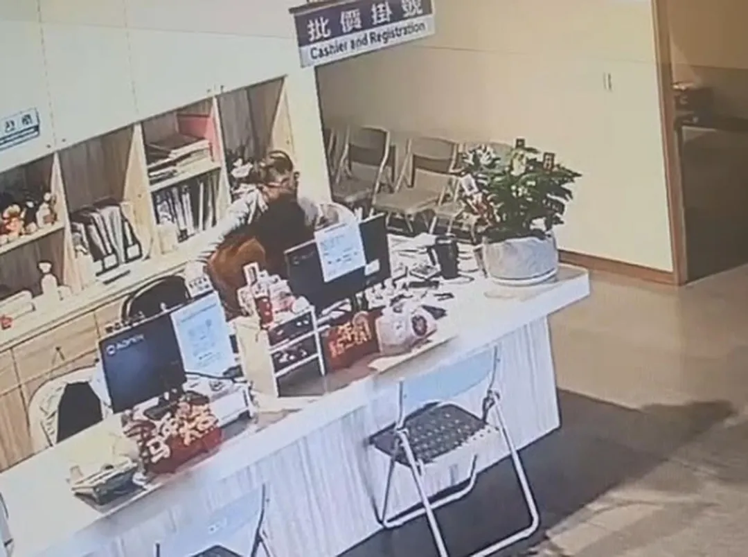邱姓副院長追著熊抱、鹹豬手診所女員工。（圖／民眾提供）