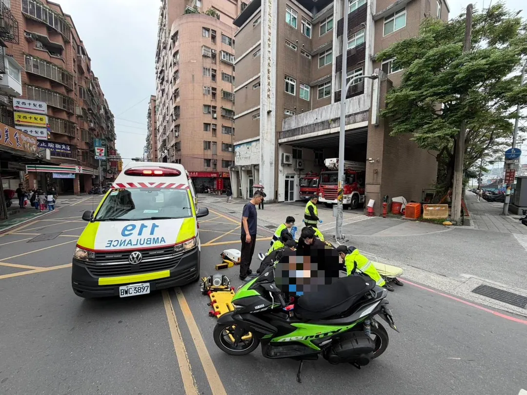 一名年約20多歲的男性騎士在經過消防局社后分隊前時，疑似因不明原因失控自摔，導致當場倒地OHCA。（圖／民眾提供）