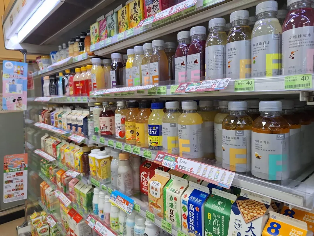 若攝取過多的調味乳、含糖飲料或甜點、精緻碳水零食等，可能抑制生長激素分泌長達 2 至 3 小時。(圖/中天新聞)
