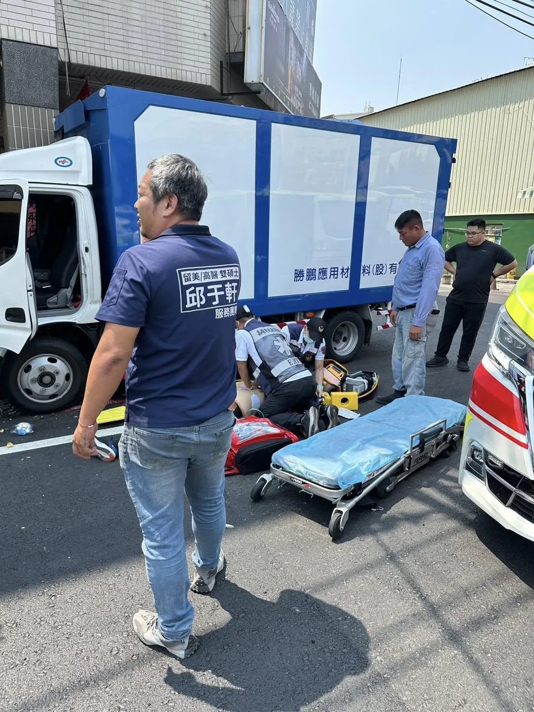 救護人員隨即到場將傷者送醫救治,高市議員邱于軒也於第一時間在社群平台發布訊息,提醒民眾提前做好準備。(圖/高雄市議員邱于軒)