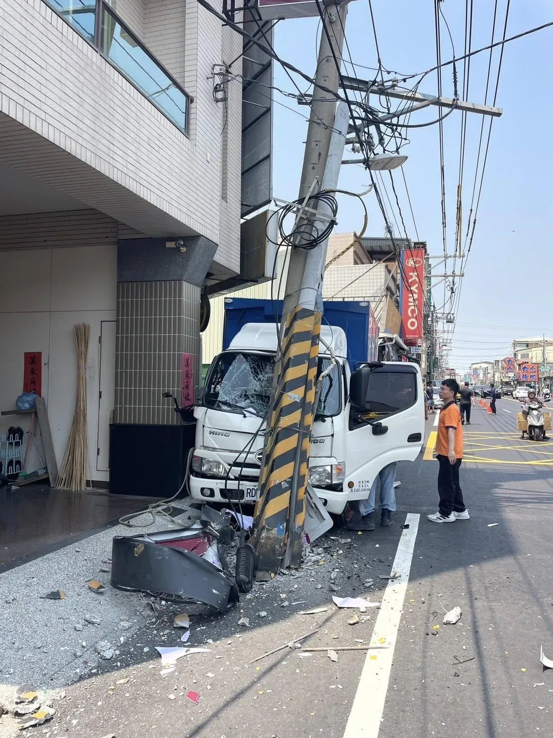 高雄市大寮區鳳林三路今(30)日中午發生車禍,一輛小貨車自撞路旁電桿,導致台電「鳳寮#112」電桿斷裂,台電緊急停電搶修。(圖/高雄市議員邱于軒)