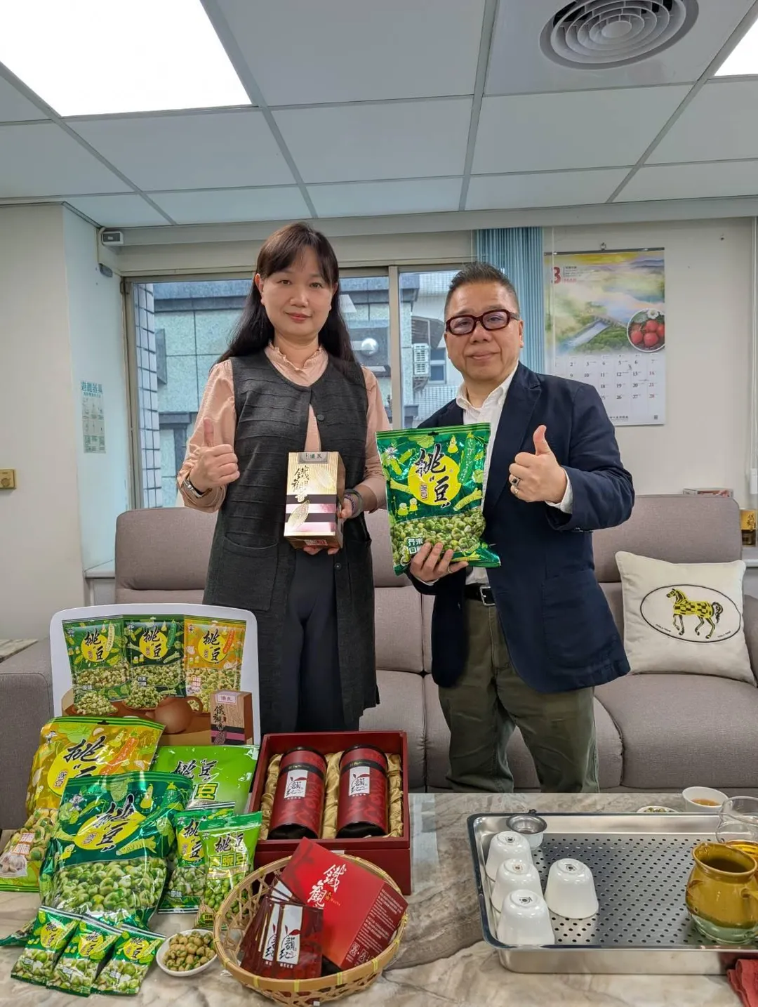 木柵區農會總幹事莊思琪與宜蘭食品行銷部協理鄭慶龍。（圖／宜蘭食品提供）