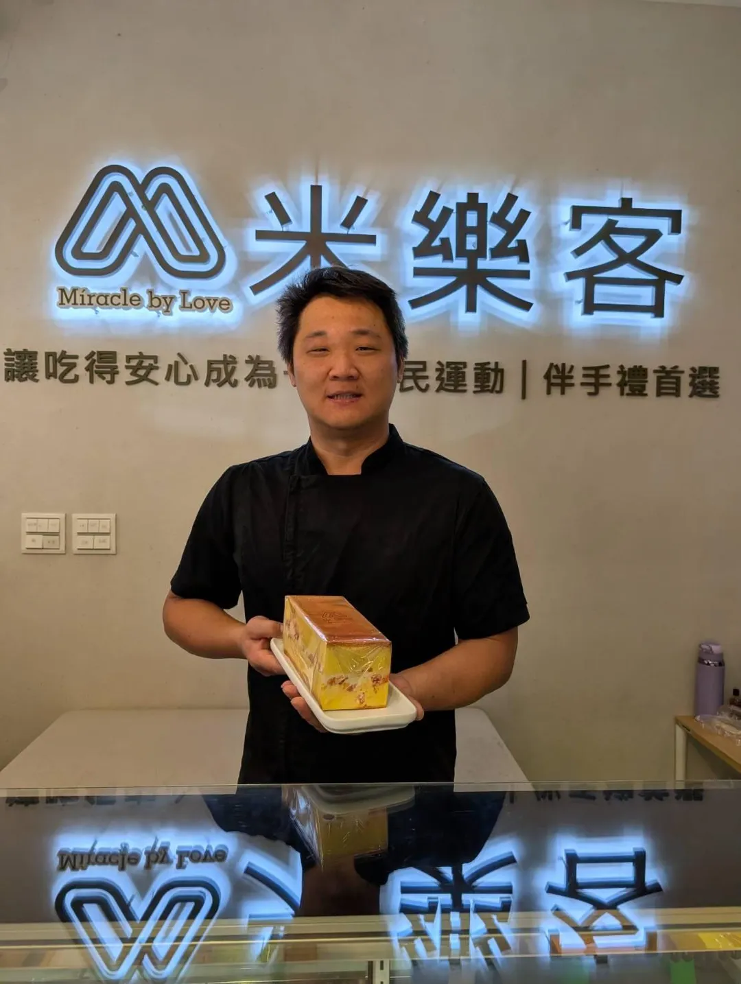 特邀米樂客執行長-鄧鈺翰為這次創意DIY烘焙老師,帶領大家運用旺旺產品,創作出獨一無二的母親節杯子蛋糕。(圖/宜蘭食品提供)
